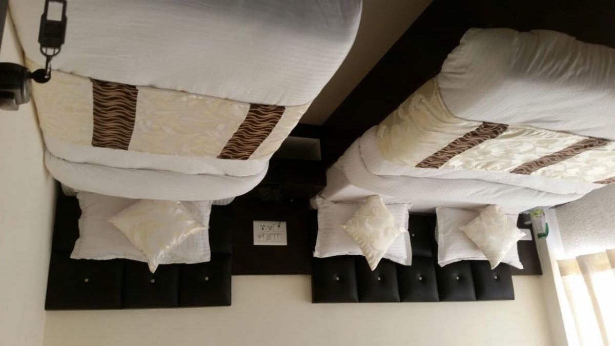 Hotel Cg Plaza อาเมดาบัด ภายนอก รูปภาพ